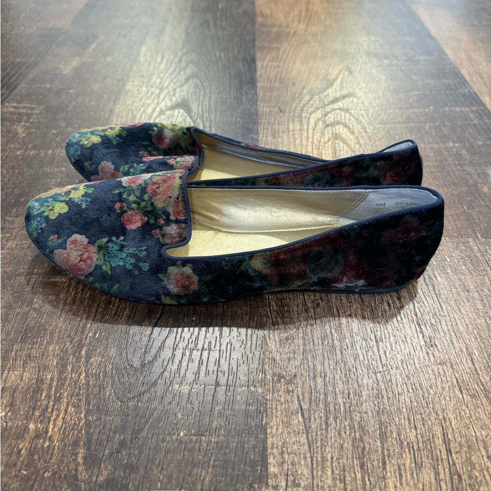 Abound blue velvet floral round toe flats - Picture 4 of 5